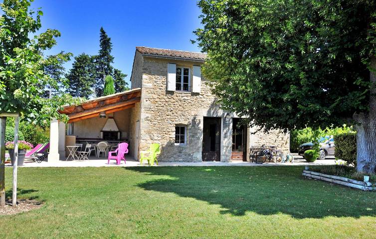 Amplio y cómodo apartamento con aparcamiento, piscina e Internet in L'Isle-sur-la-Sorgue, Vaucluse