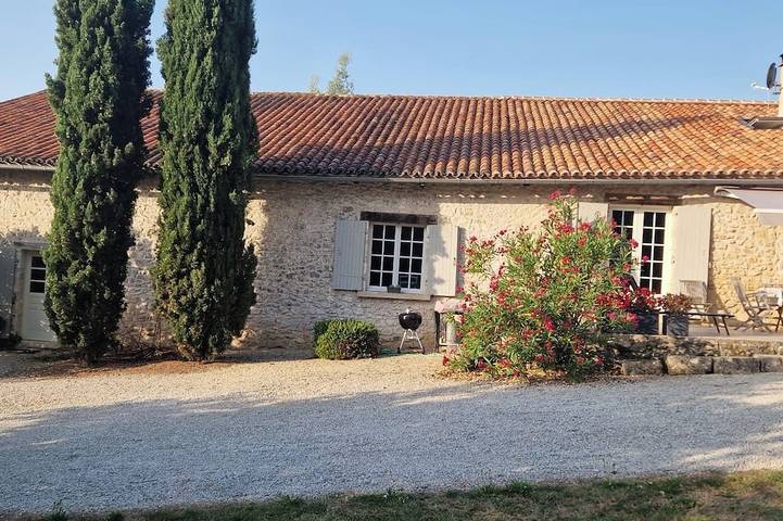 Gîte pour 9 personnes, avec jardin, animaux acceptés à Saint-Pierre-de-Côle