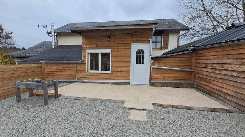 Gîte pour 2 personnes, avec jardin et piscine à Rosiers-d'Égletons