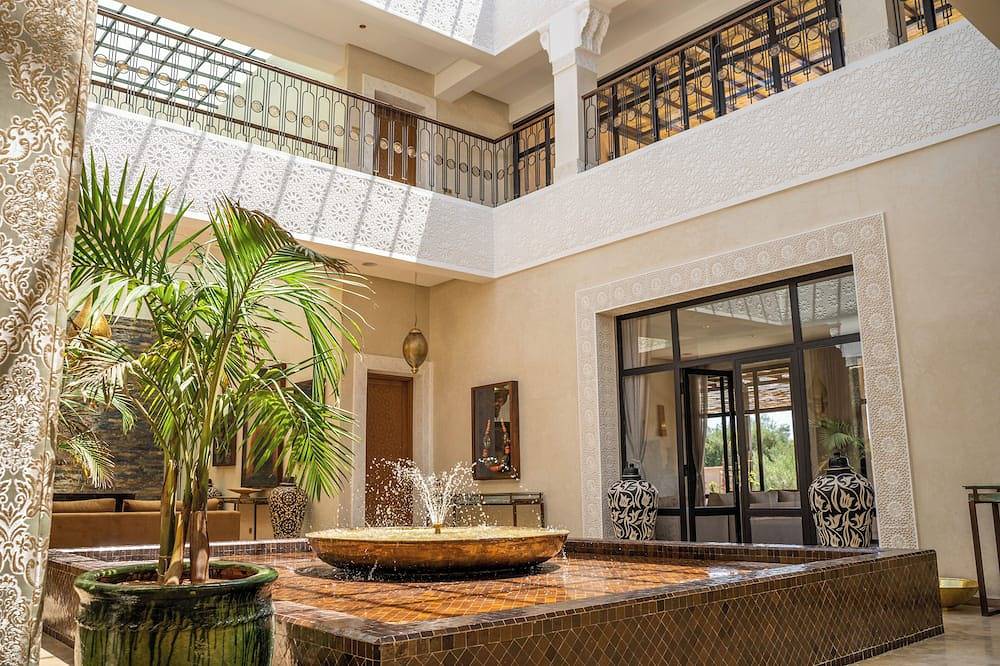 Majestic Luxury Villa 12 Bedrooms 30 people in Rambouillet, Yvelines