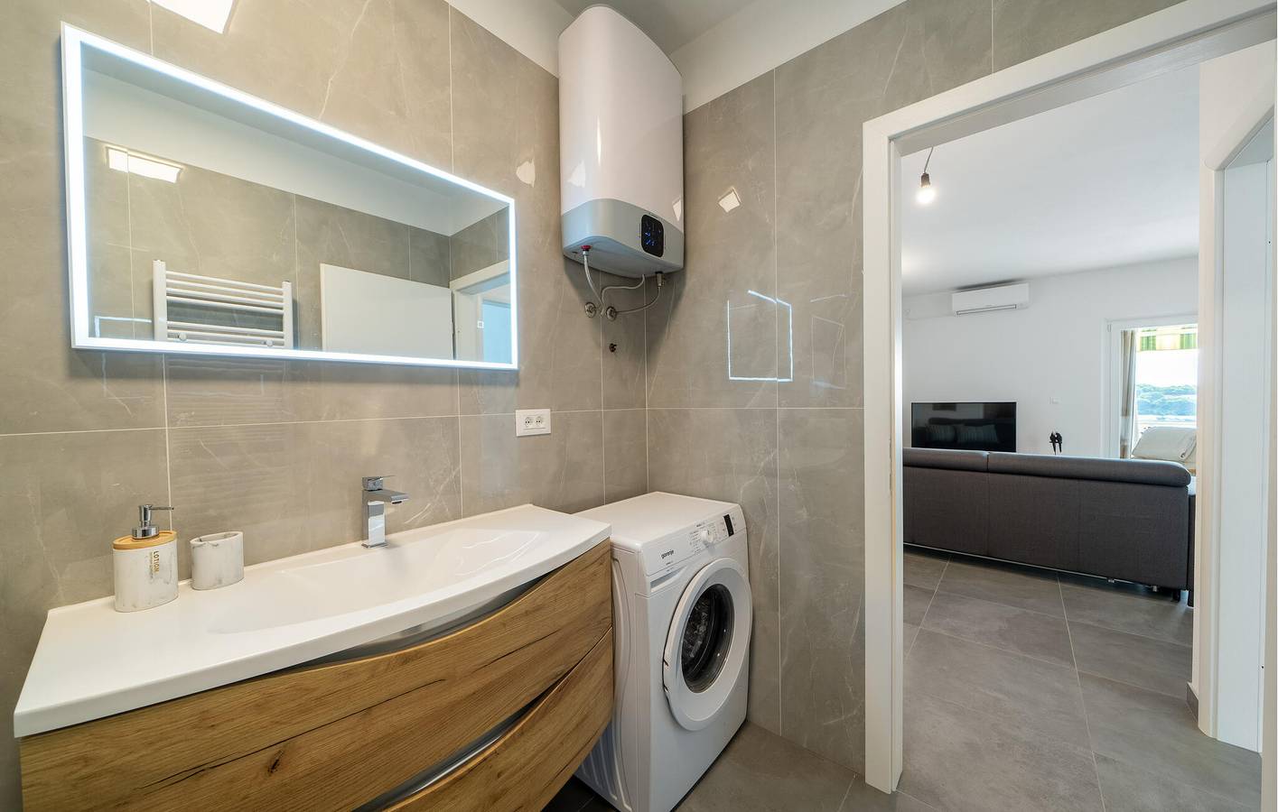 Ganze Ferienwohnung, Apartment mit Meerblick, Terrasse, WLAN und Parkplatz – 1,5 km zum Strand in Selca, Brac