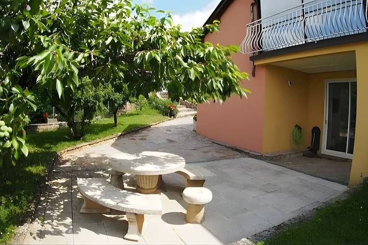 Apartamento de vacaciones para 5 personas, con terraza y jardín - 1