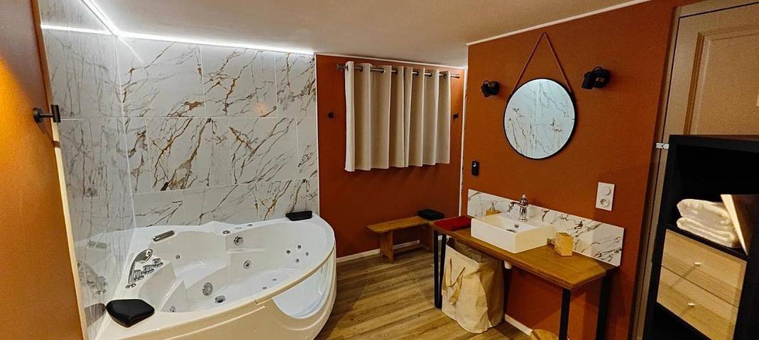 Gîte pour 2 personnes, avec jardin ainsi que terrasse et jacuzzi à Montchanin - 2