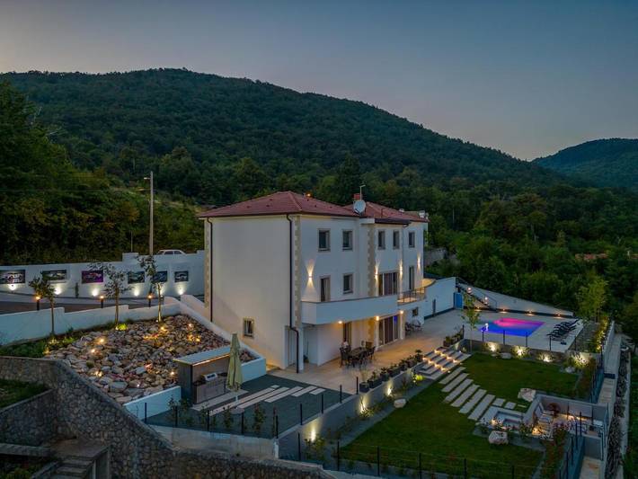 Villa für 8 Personen, mit Balkon und Garten sowie Pool und Ausblick in Grad Opatija