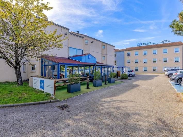 Hôtel pour 3 personnes, avec terrasse à Saint-Quentin-Fallavier