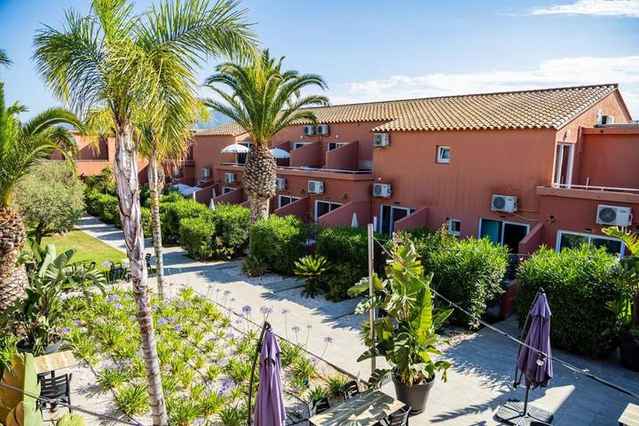 Parc de vacances pour 2 personnes, avec vue et bassin pour enfant ainsi que piscine et jardin, animaux acceptés dans Occitanie - 2