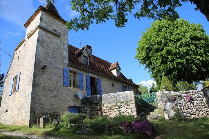 Gîte pour 8 personnes, avec terrasse et vue à Lentillac-du-Causse