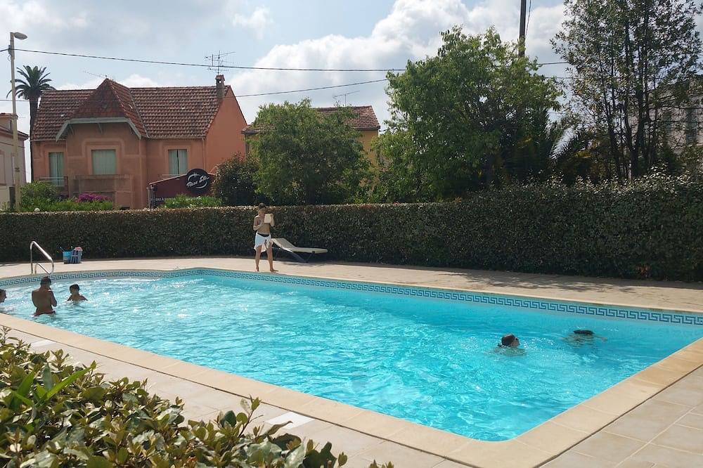 Entire apartment, Apartment 3 rooms Modern Swimming pool Parking 300 m Beach Golfe Juan in Vallauris, Cannes region