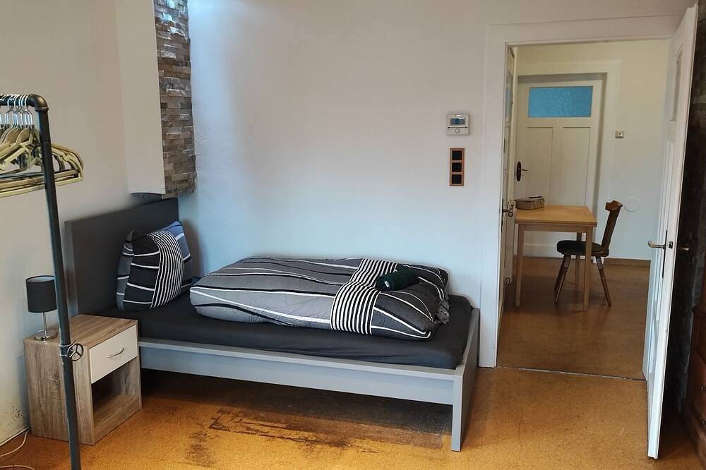 Monteur- Ferienhaus 310m² mit 21 Einzelbetten  3 Bädern Parkplatz Wlan Grill Tv in Veitshöchheim, Fränkisches Weinland