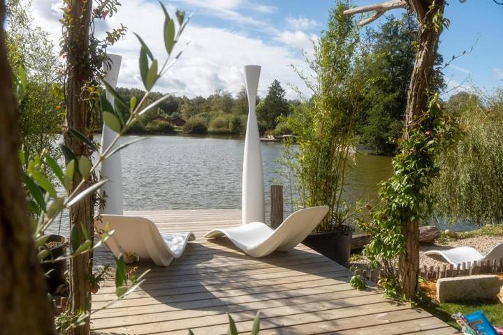 Location de vacances pour 2 personnes, avec vue sur le lac et vue ainsi que jardin et piscine, animaux acceptés à Prouilly