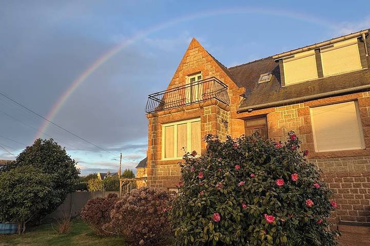 Location de vacances pour 12 personnes dans Plage De Saint Guirec Ploumanac H