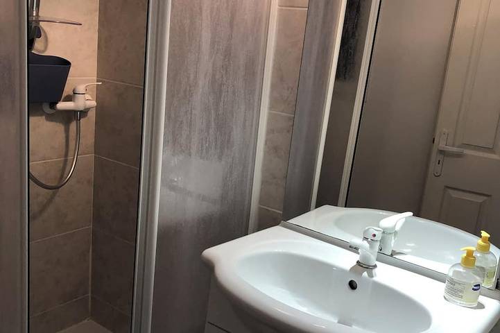 Gîte pour 2 personnes, avec jardin ainsi que piscine et terrasse à Llauro - 4