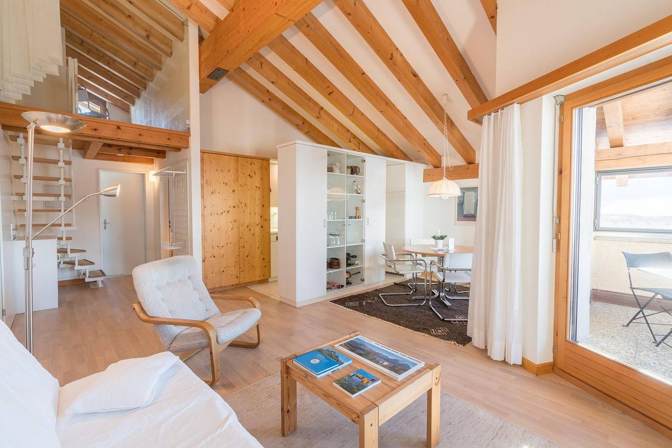 Appartement entier, Chesa Cravunera – Dachwohnung mit Galerie & Bergblick in Furtschellas, Segl