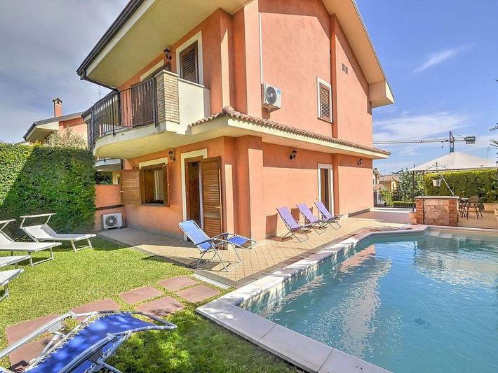 Casa vacanza per 16 persone, con piscina e terrazza nonché giardino a Trecastagni