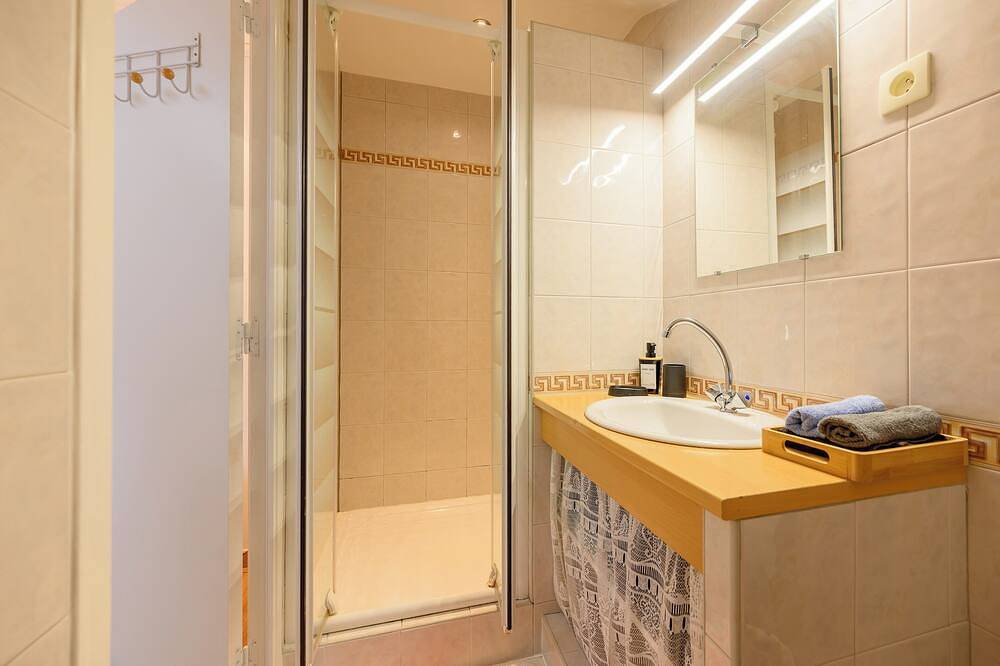 Entire apartment, L'Entracte 3-star gîte, 10-minute walk from the Chateau Fort de Sedan in Sedan, Ardennes