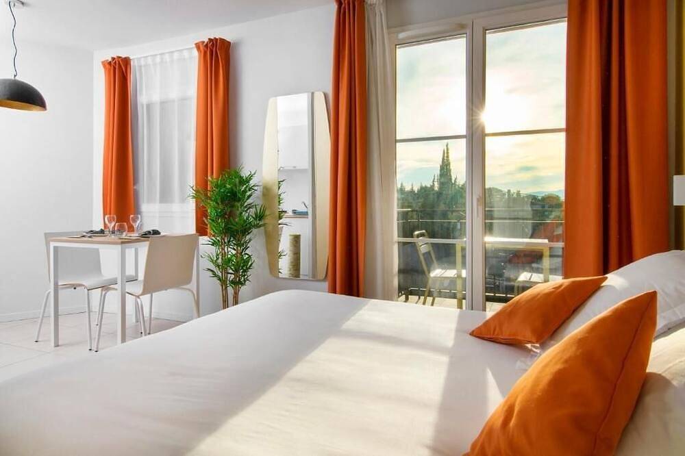 Peaceful Mougins Hotel Stay with Pool | Pets are Allowed + Free Parking in Mougins, Region de Cannes