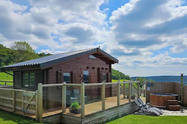 Cottage for 2 people, with garden and hot tub in