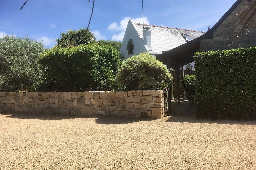 Authentic Breton village and small house by the sea in Plouharnel, Côte des Mégalithes