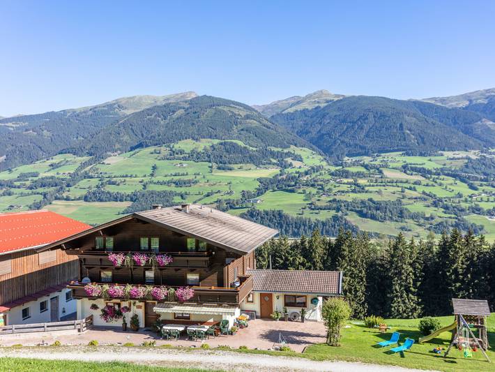Ferienhaus für 24 Personen, mit Balkon und Terrasse sowie Garten in Uttendorf - 2