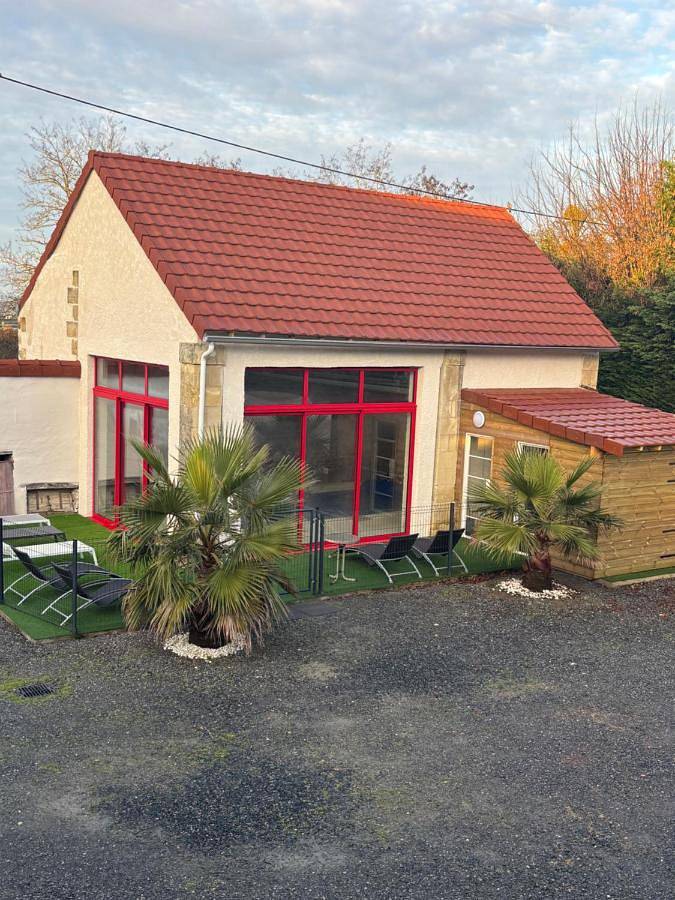 Location de vacances pour 12 personnes, avec piscine et jacuzzi ainsi que jardin et sauna à Marigny-Brizay