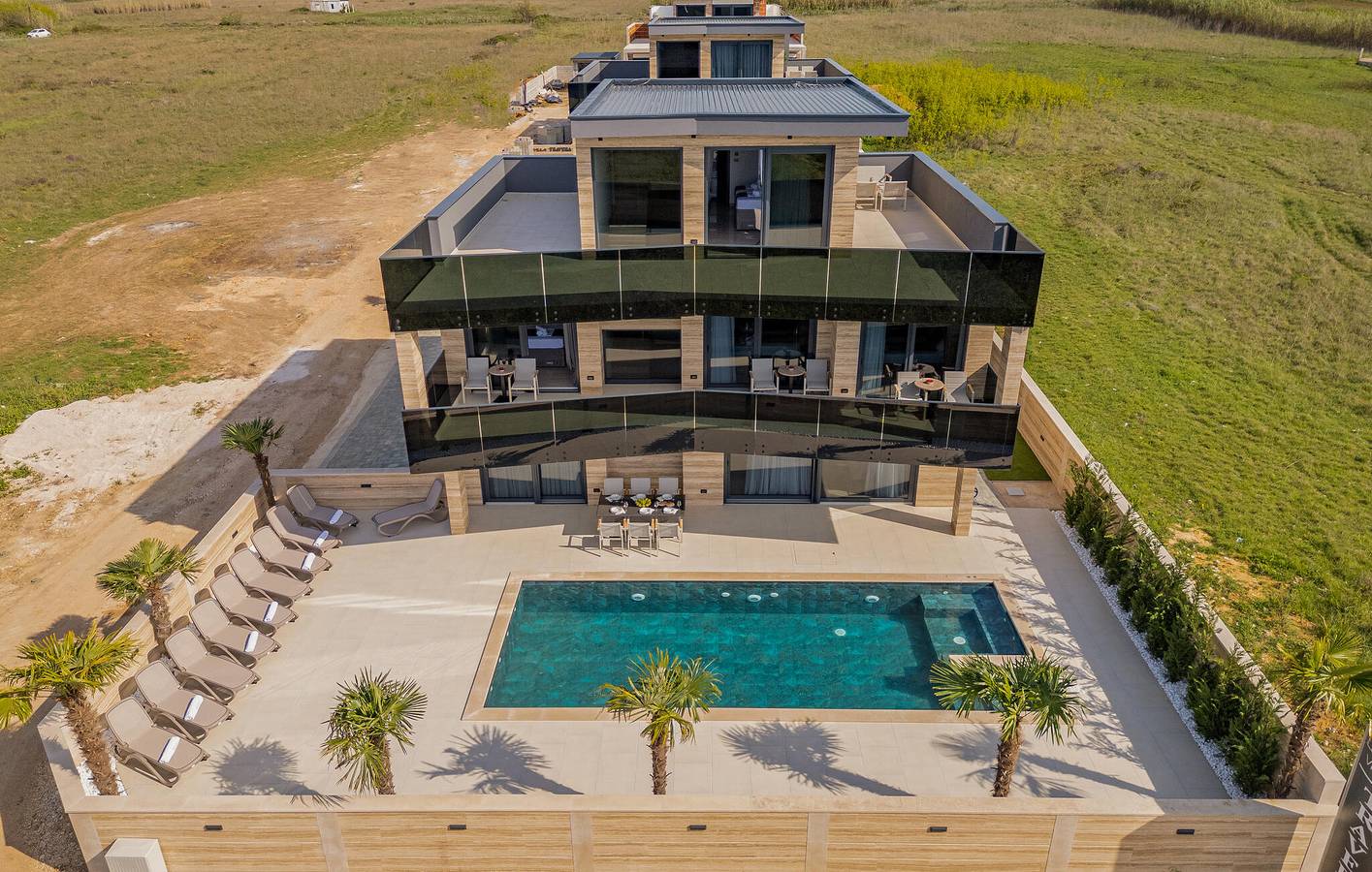 Geräumige Ferienwohnung mit 2 Schlafzimmern, Pool, WLAN und Parkplatz in der Nähe des Strandes von Privlaka in Privlaka, Zadar