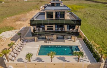 Ferienhaus für 10 Personen, mit Garten und Pool sowie Terrasse in Privlaka