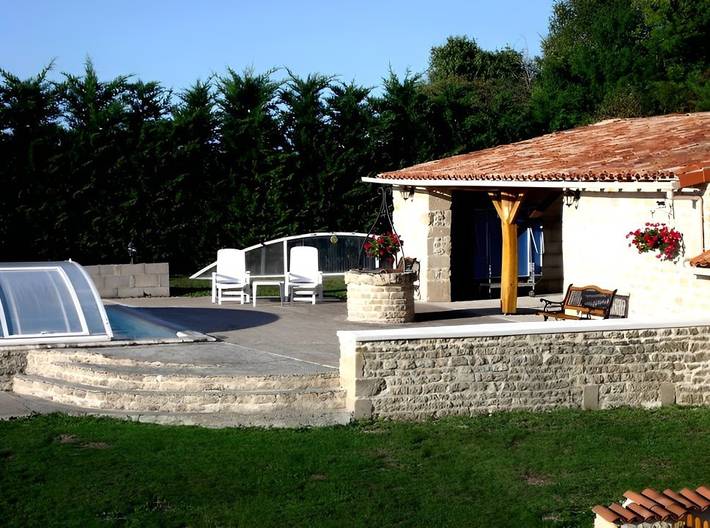 Gîte pour 5 personnes, avec terrasse ainsi que jardin et piscine à Saint-Georges-de-Longuepierre