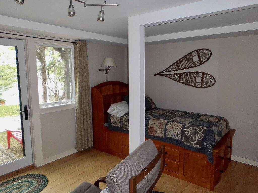 Beautifully appointed lake-view cottage with dock access in Rutland County