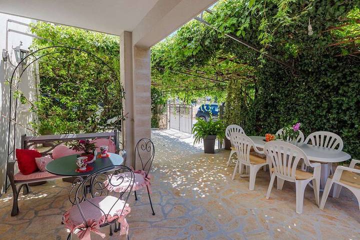 Ferieleilighet for 5 personer, med terrasse, barnevennlig i Supetar