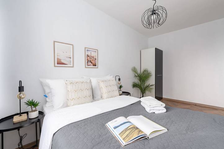 Ganze Wohnung, Lumina 3-room Apart w/ Balcony near Zoo in Warschau, Masowien