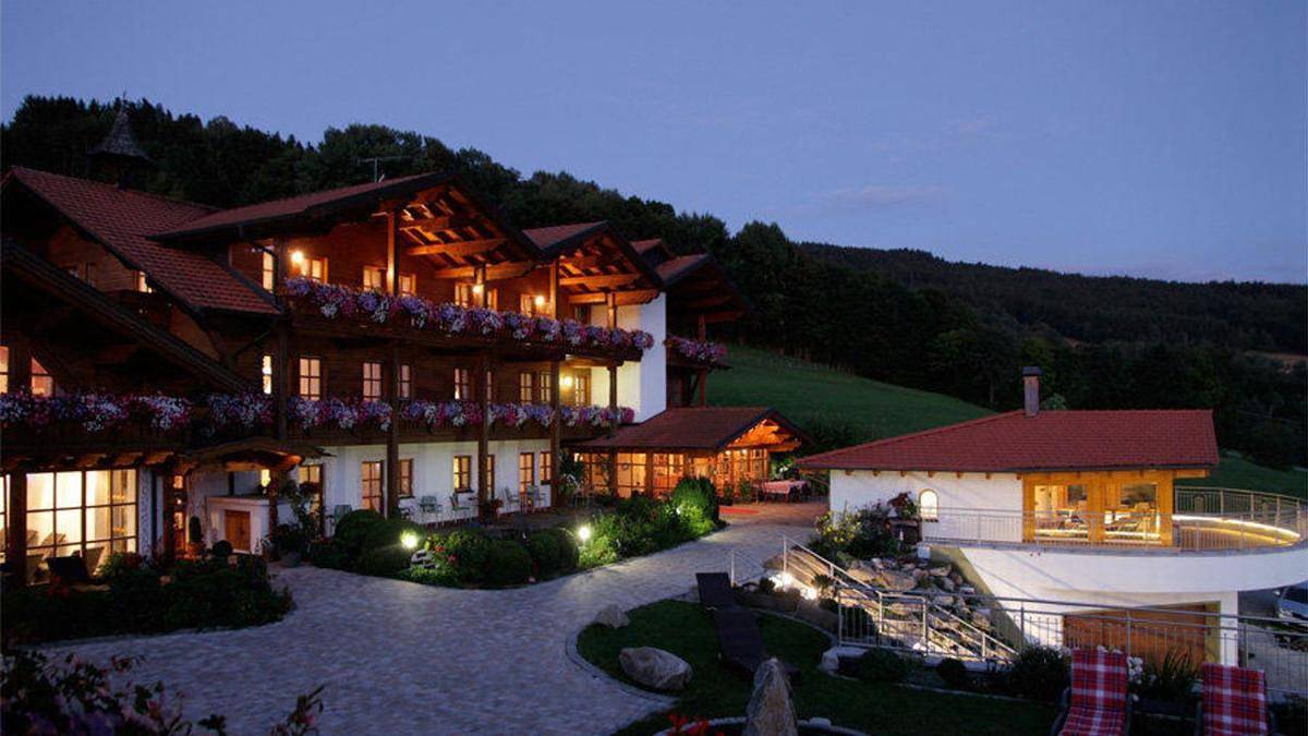 Musik - und Wellnesshotel Mariandl Singender Wirt - Zirbeneinzelzimmer Hotel in Haibach (Bayerischer Wald), Ostbayern