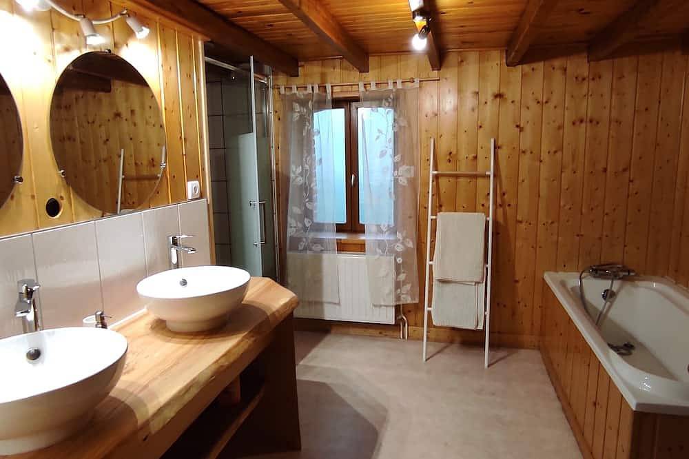 Le gîte du Gadoux, pour des vacances au calme en famille ! in Augerolles, Parc Naturel Régional Livradois-Forez