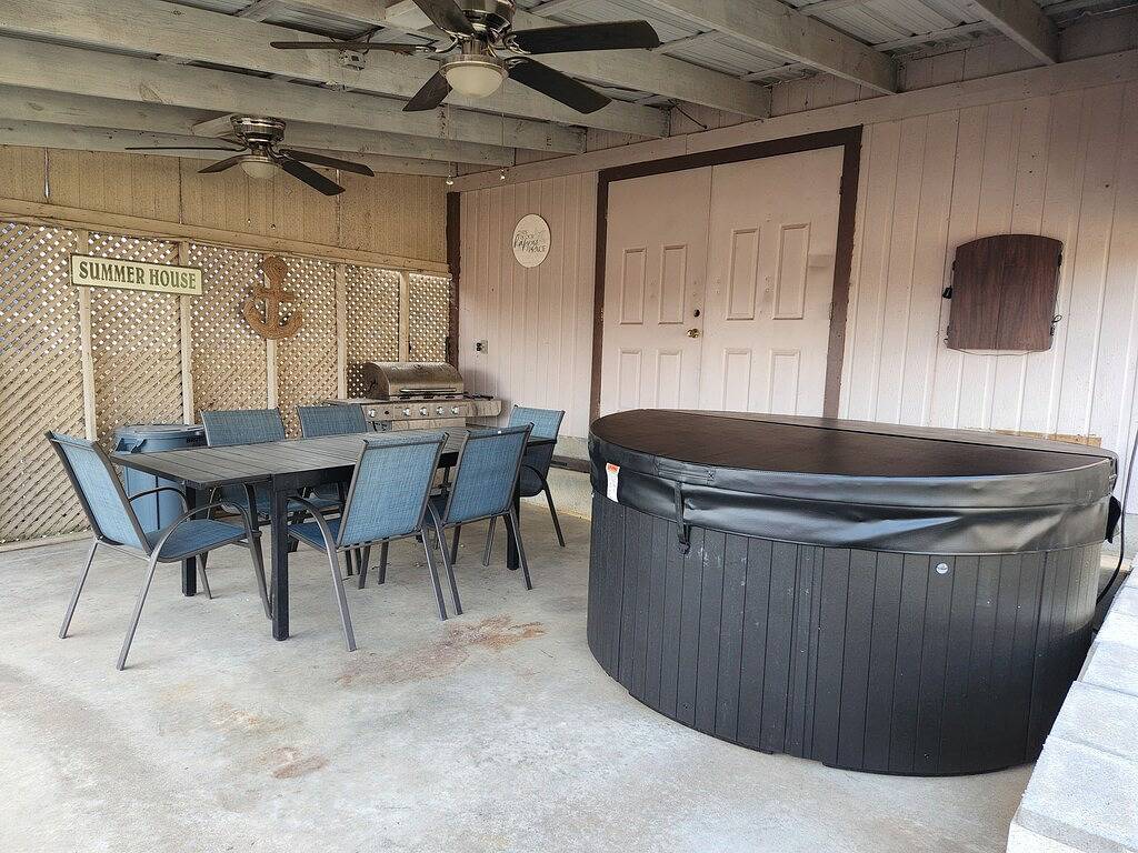 Beautiful Lake Front home w/ sunroom and outdoor patio, in Longtown, Eufaula Lake
