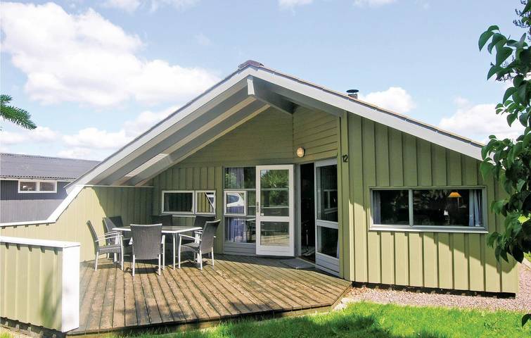 Ferieudlejning for 6 personer, med Terrasse og Have samt Sauna i Kirke Hyllinge