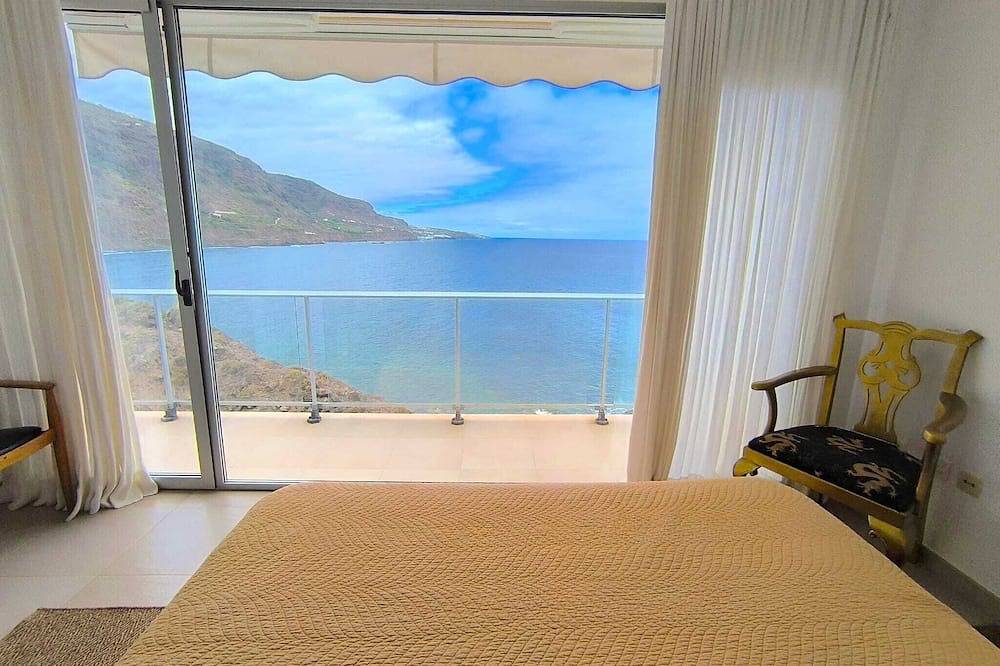 Super Comfortable Nature Villa in front of the Sea, with Jacuzzi and Sauna. in Los Realejos, North Tenerife