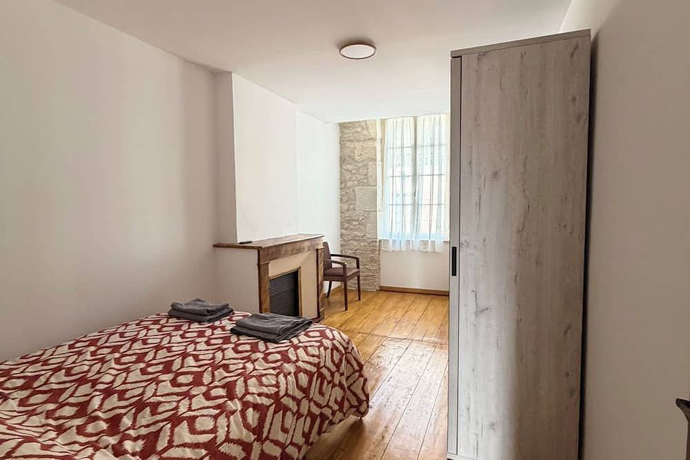 Air-conditioned house with terrace and elevator in Lauzerte, Quercy