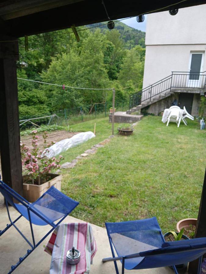 Gîte pour 3 personnes, avec Terrasse ainsi que Jardin et Vue à Dornas