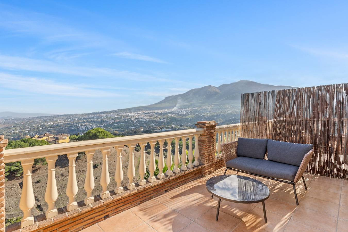 Chambre « Brise Mimosa » avec vue sur la montagne, Wi-Fi et climatisation in Alhaurín el Grande, Province de Málaga