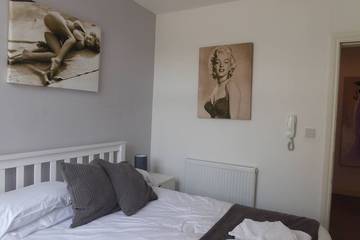 Apartment for 24 People in Chester, Cheshire, Photo 1
