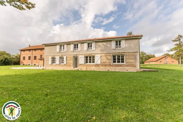 Location de vacances pour 15 personnes, avec sauna ainsi que jardin et jacuzzi, animaux acceptés dans La Chapelle Felcourt