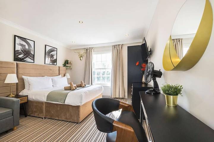 Bed and breakfast for 3 people, with pets in London