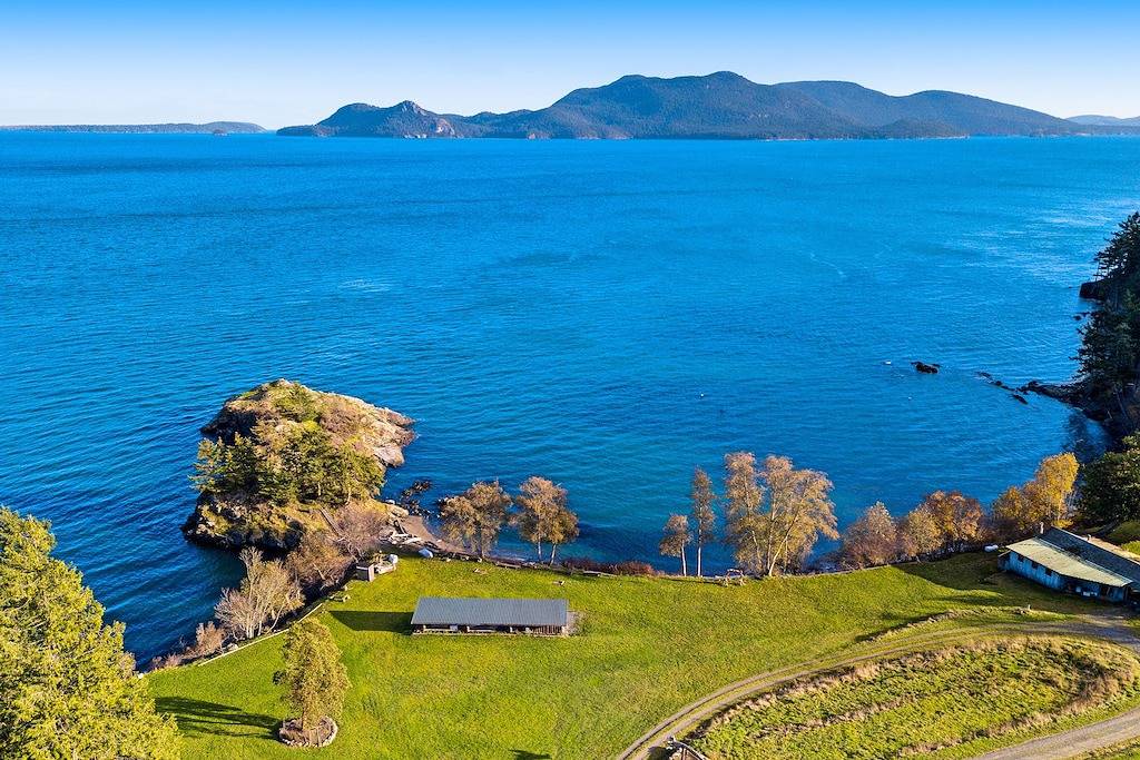 Cottage am Strand in Buoy Bay mit Zugang zum Strand und Bootsanlegestelle in Orcas Island