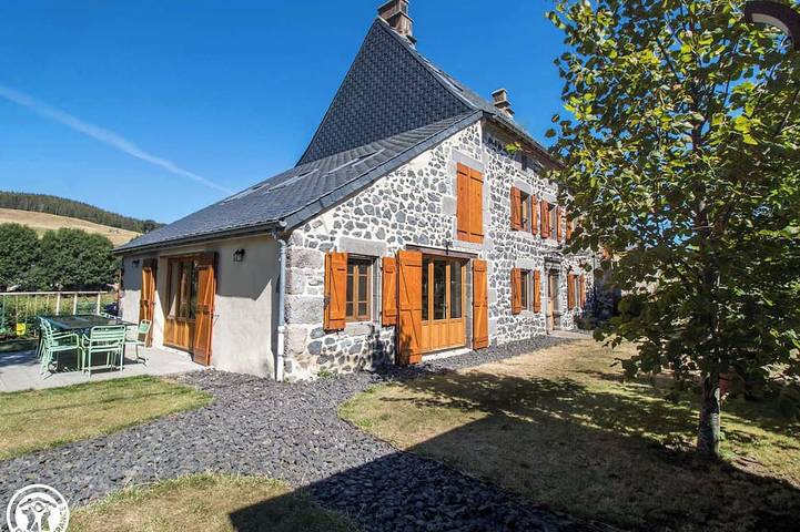 Location de vacances pour 11 personnes, avec balcon et jardin à Besse-et-Saint-Anastaise