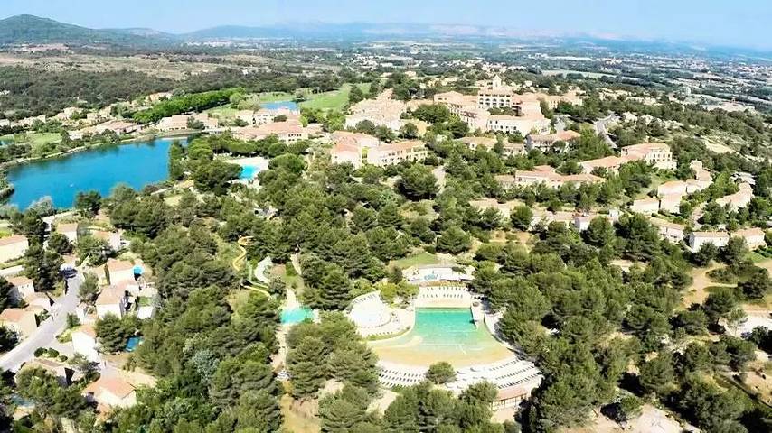 Location de vacances pour 8 personnes, avec terrasse et vue ainsi que jardin et piscine, animaux acceptés à Mallemort - 2