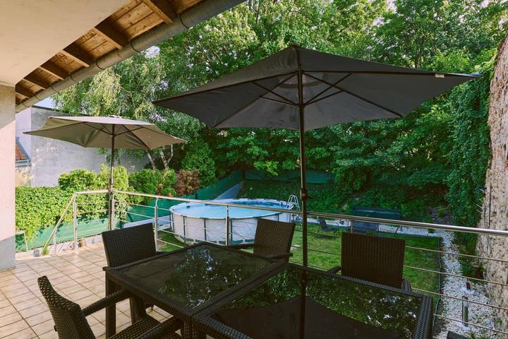 Ferienwohnung für 4 Personen, mit Terrasse und Garten sowie Pool