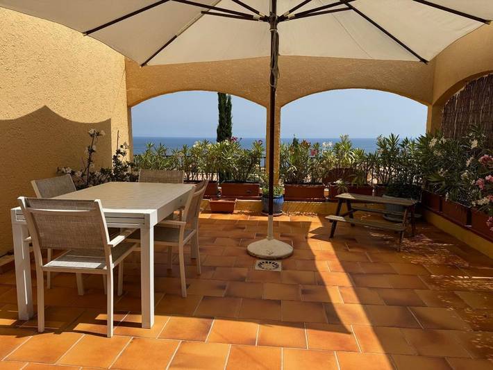 Ferienwohnung für 4 Personen, mit Terrasse und Garten sowie Pool und Ausblick in Théoule-sur-Mer