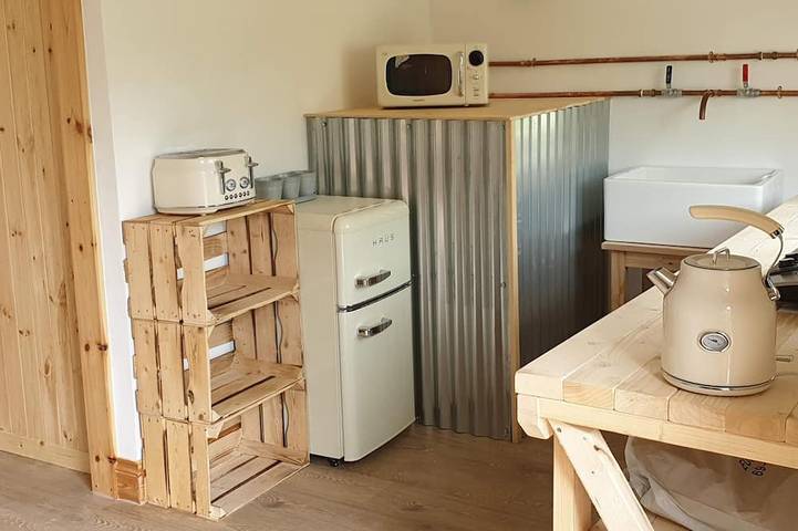 Glamping for 2 people, with terrace and garden as well as hot tub in South-Wales