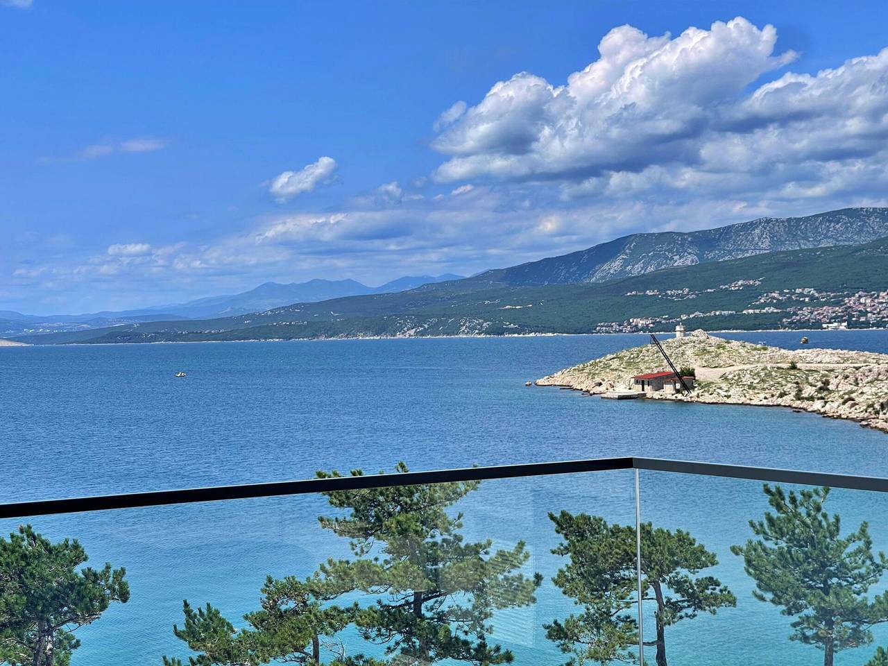 Ganze Wohnung, Luxusapartment Punta Silo - 30 m vom Meer entfernt, Meerblick, Swimmingpool, Außendusche, Smart-Tv, Waschraum, privater Parkplatz in Silo (Krk), Krk