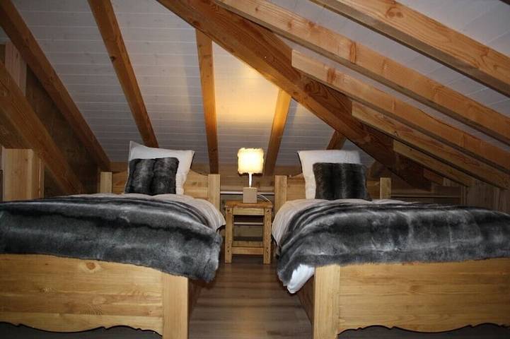 Grand Massif 8 bedrooms/8 bathrooms sauna, pool table, walk to village & gondola in Station de Morillon, Grand Massif