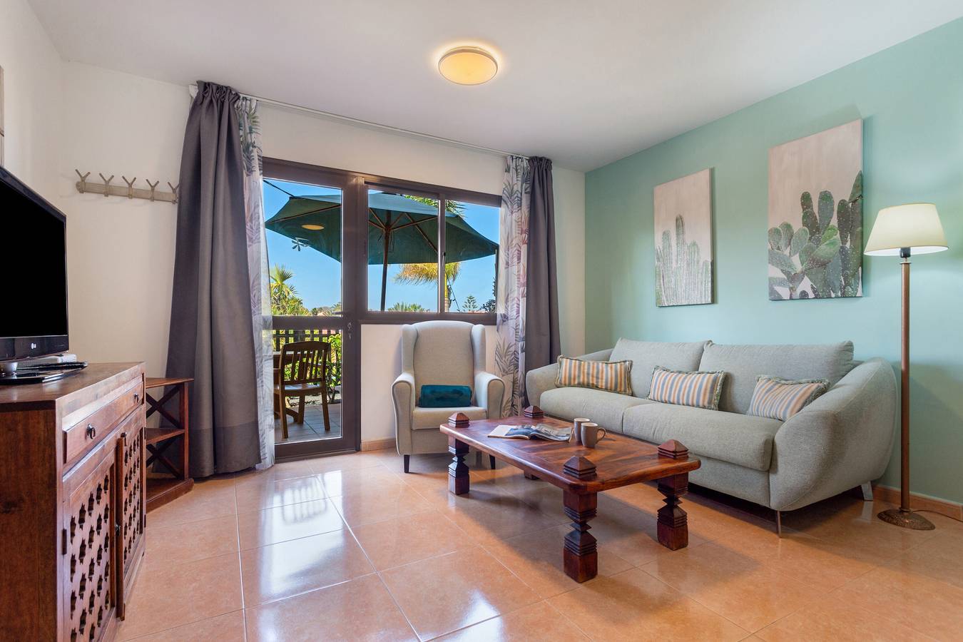 Entire apartment, Vacation Apartment 'Oasis Bahia Fronte Piscine' with Shared Pool, Private Terrace and Wi-Fi in Oasis Tamarindo, La Oliva